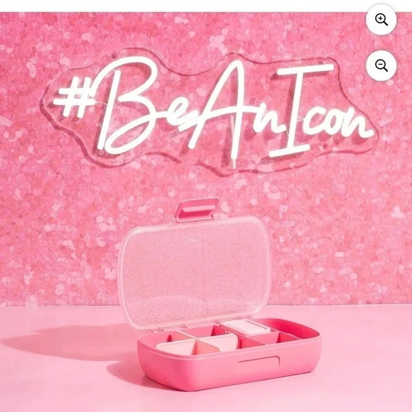 Paris Hilton Light Pink Version Bento Snack Box Lunchbox & Gift With Purchase - Picture 12 of 12